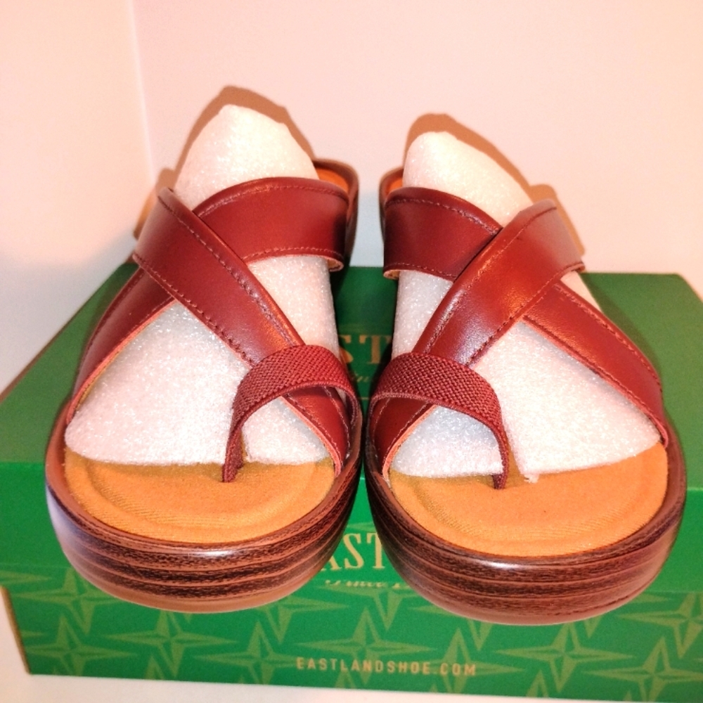 NIB SIZE 9W Eastland Shelly slide on thong sandals.
